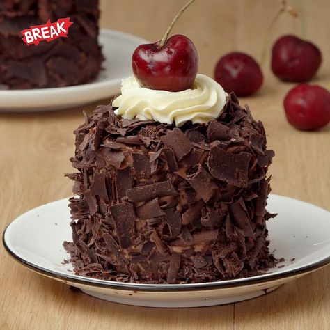 Break - Black forest mini cake Mini Black Forest Cake, Cake Black Forest, Wedding Cake Forest, Travel Cake, Black Forest Cake, Forest Cake, Cheesecake Bites, Tasty Foods, Mini Cake