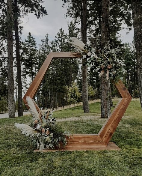 Wood Wedding Arches, Wooden Wedding Arches, Boho Wedding Arch, Wedding Arch Ideas, Wedding Arches Outdoors, Diy Wedding Arch, Wedding Arbors, Hexagon Wedding, Wedding Arch Rustic