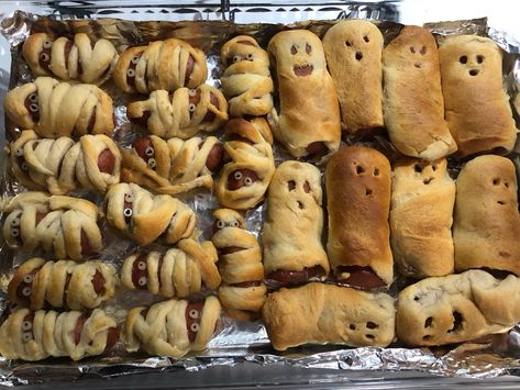 Pigs in a blanket shaped as mummies and ghosts Halloween Pig In A Blanket, Ghost Pigs In A Blanket, Spooky Pigs In A Blanket, Halloween Pigs In A Blanket, Mummy Pigs In A Blanket, Angry Octopus, Mummy Pig, Potluck Ideas, Halloween Foods