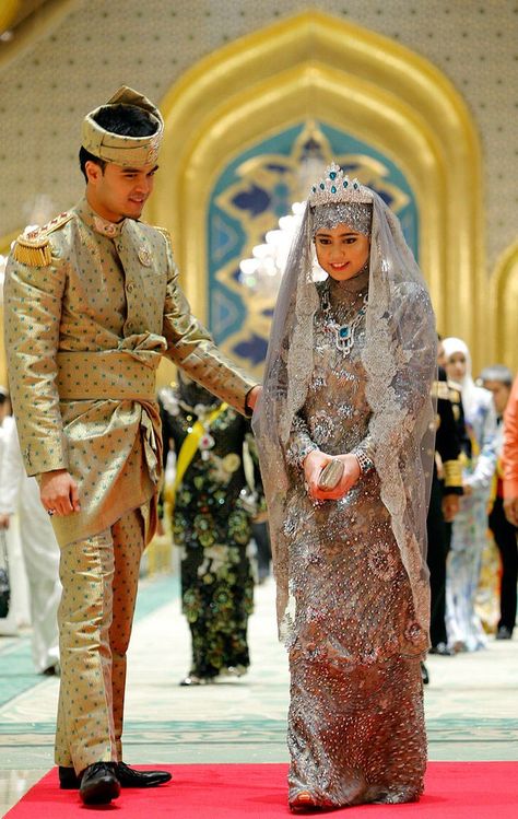 Spring Wedding Outfit, Bandar Seri Begawan, Norman Hartnell, Royal Wedding Gowns, Royal Wedding Dress, Royal Brides, Princess Eugenie, Civil Ceremony, Diana Spencer