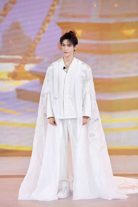 Ethereal Outfit Men, Ethereal Outfit, Yun Xi, Vans Hi, Luo Yunxi, Luxury Lifestyle Dreams, Boys Over Flowers, Asian Actors, Live Stream