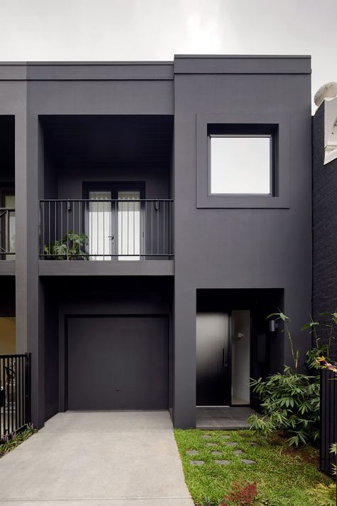 Black facade of Melbourne townhouse contrasts its white interiors Winter Architecture, House Minimal, Painted Brick Walls, Black Window Frames, Black Houses, Pelan Rumah, Minimal House Design, Minimal Home, Minimalism Interior