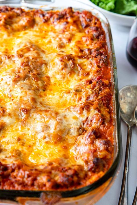 The BEST Homemade Lasagna recipe you will make that your family will request again and again. Delicious layers of lasagna noodles, rich Italian sausage tomato sauce, herby ricotta and melty cheese bake up perfectly together. It is a great family dinner for any occasion. Bonus, it can be made ahead and even frozen for easy dinner prep! Lazy Lasagne, Easy Dinner Prep, Entertaining Food Dinner, Sausage Tomato Sauce, Best Homemade Lasagna, Homemade Lasagna Recipe, Homemade Lasagna Recipes, Meal Train, Lasagna Recipe With Ricotta