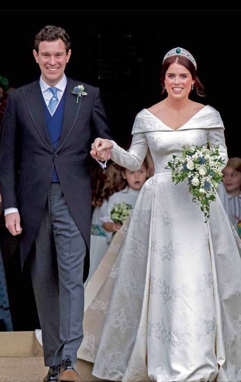 Princess Eugene, Kokoshnik Tiara, Royal Family Weddings, Savannah Phillips, Eugenie Wedding, Famous Wedding Dresses, Emerald Drop Earrings, Royal Wedding Gowns, Jack Brooksbank