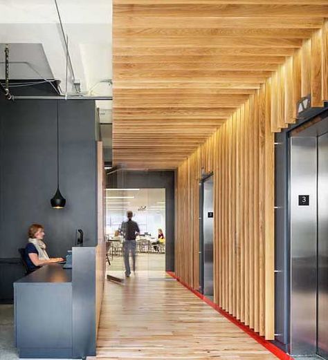 Folding slats Elevator Lobby, Old House Interior, Corridor Design, Office Lobby, Wood Interior Design, Lobby Interior, Corporate Interiors, Lobby Design, Working Space