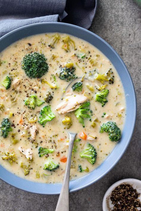 Chicken Broccoli Soup, Easy Healthy Chicken, Cena Keto, Broccoli Soup, Comfort Food Recipes Dinners, Easy Comfort Food, Winter Dinner, Cauliflower Soup, Healthy Comfort Food