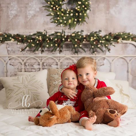 HSD Backdrops + Templates on Instagram: “Our "Vintage Christmas Headboard with Lights" photo backdrop is always a hit! We're currently giving away a Christmas backdrop of your…” Lights Photo Backdrop, Christmas Mini Shoot, Christmas Family Photoshoot, Photo Backdrop Christmas, Vintage Christmas Photos, Holiday Portraits, Christmas Photography Backdrops, Xmas Photos, Headboard With Lights