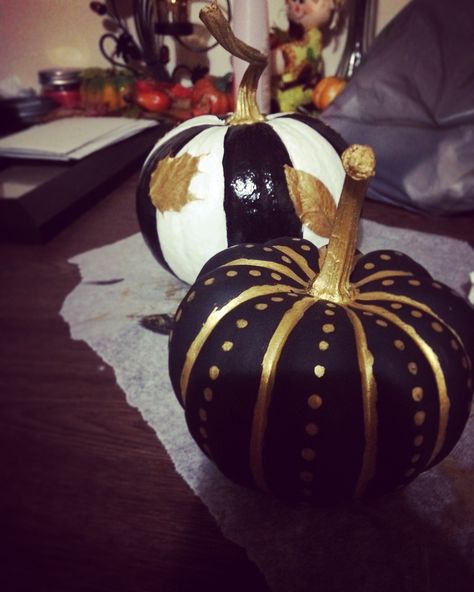 Black And Gold Pumpkin Painting, Black And Gold Pumpkins, Black Painted Pumpkin Ideas, Painted Pumpkins Black, Gold Painted Pumpkins, Black And White Pumpkins, Pumpkin Designs Painted, Pumpkin Painting Party, Pumpkin Decorating Diy