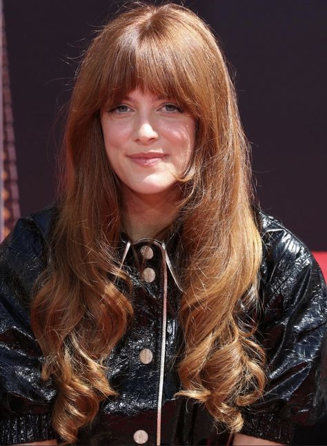 Low Maintenance Bangs Straight Hair, Thick Bangs With Medium Hair, Mom Haircut, Oblong Face Hairstyles, 60s Hair, Natural Red Hair, Red Hair Inspo, 70s Hair, Riley Keough