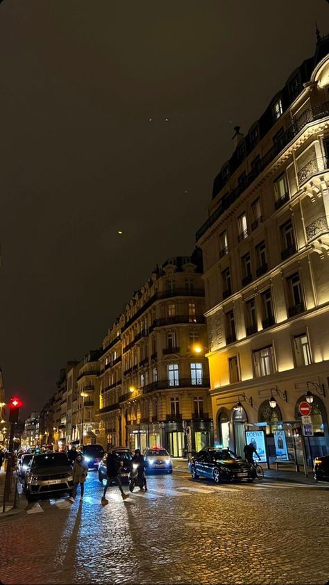 Paris Shopping Street, Europe Aesthetic, Overlays Instagram, Paris Shopping, Paris At Night, Mood Instagram, Future Lifestyle, Paris Street, Night City