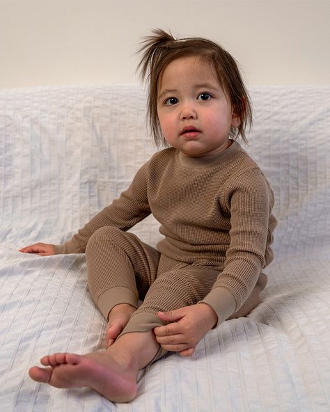 This 2-piece baby pyjama is made of 100% cotton and therefore super soft and breathable. The elastic cuffs in this pyjama baby ensure a perfect fit. This pyjama has an Oeko-Tex certification for trust in textiles. There are extra pleats at the legs for the diaper. Perfect for any season due to the breathable cotton!