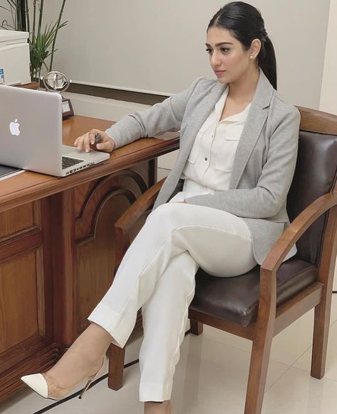 Stylish Office Wear, Sarah Khan, Business Dress Women, Office Wear Women, Business Casual Outfits For Work, Office Fashion Women, Casual Day Outfits, Quick Outfits, Classy Work Outfits