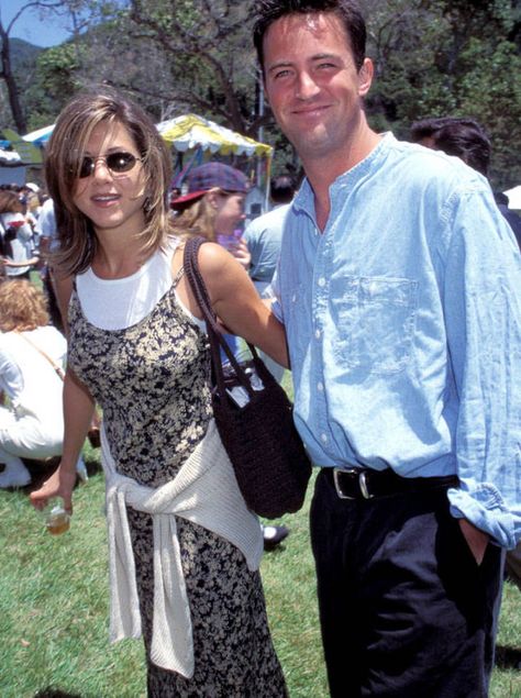 Floral maxi dresses over white t-shirts Layering reaches conservative new lows. Jennifer Aniston 90s, 1990s Fashion Trends, 90s Trends, Strappy Mini Dress, Cali Girl, 90s Looks, Matthew Perry, 1990s Fashion, 90s Outfit