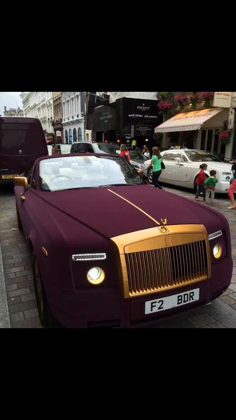 Gold and Burgundy Phantom Auto Rolls Royce, Xe Bugatti, Porsche 550 Spyder, Aventador Lamborghini, Lamborghini Veneno, Rolls Royce Phantom, Fancy Cars, Koenigsegg, Expensive Cars