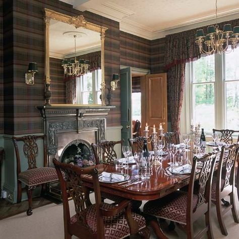 Eye For Design: Decorating With Plaid Covered Walls Wallpaper Dining Room, Tartan Decor, Wallpaper Dining, Mirror Dining Table, Celtic Decor, Room Wallpaper Designs, Tartan Wallpaper, Scottish Homes, English Interior