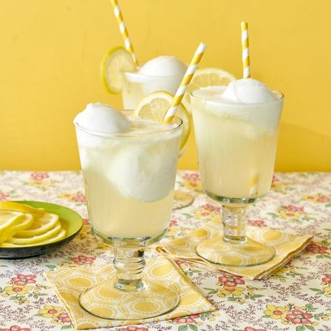 Lemonade Floats Are The Perfect Summer Treat Best Sides For Bbq, Easy Spring Cocktails, Red Sangria Recipes, Spiked Lemonade, Blueberry Bars, Float Recipes, Homemade Liquor, Spring Dinner, Frozen Lemonade