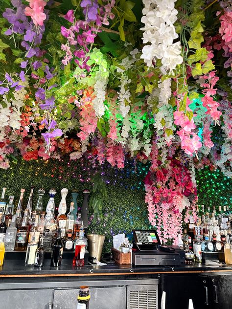 aesthetic, bar decorations, decoratioms, flowers, flower, flower aesthetic, flower decorations, decor, bar decor, bar decor ideas, decor ideas, decor inspo, decor inspiration, bar decor inspo, summer decor, summer decor ideas, cute bar, cute bar ideas, pink decor, pink bar, decoration inspo, decor aesthetic, decoration aesthetic, summer bar, chicago, london house chicago, bars, chicago bars, decor 2023, flower decor inspo, flower decor ideas, flower decoration inspo Bar Flowers, Bar Flowers Wedding, Bar Flowers Hanging, Wedding Bar With Flowers, Wedding Bar Flowers White, Spa Branding, Wood Chair Design, Whisky Bar, Champagne Bar