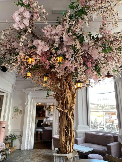 Boutique Decor, 카페 인테리어 디자인, Orange Garland, Cafe Interior Design, Salon Decor, Decor Idea, Cafe Interior, Cafe Design, Flowers Diy