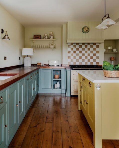 Yellow Kitchen Inspiration, Colorful Eclectic Kitchen, Eclectic Kitchen Ideas, Yellow Kitchens, Kitchen 2025, Mustard Kitchen, 1900 Farmhouse, Retro Pink Kitchens, Yellow Kitchen Cabinets