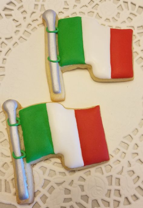 Italian Flag sugar cookies Italian Flag Cookies, Reunion Cookies Decorated, Italy Cookies, Flag Sugar Cookies, Graduation Sheet Cakes, Flag Cookies, Holy Cannoli, Cookies Wedding, Decorative Cookies