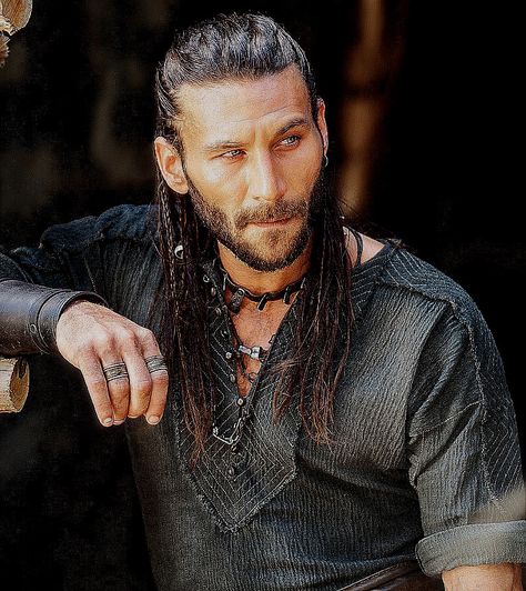 Male Pirate, Black Sails Starz, Zach Mcgowan, Best Period Dramas, Charles Vane, Pirate Face, Supernatural Movies, Pirate Fashion, Beard Hairstyle