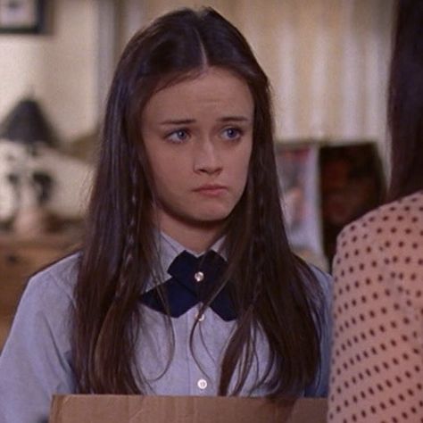 Cute Rory Gilmore, Season 1 Rory, Chilton Rory Gilmore, Rory Gilmore Pfp, Pfp Fall, Rory Gilmore Icon, Rory Gilmore Hair, Aesthetic Rory Gilmore, Chilton Rory