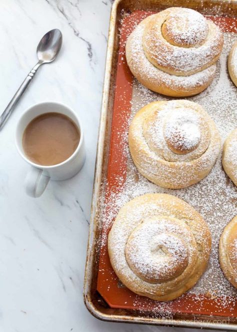 Mallorca Bread: Puerto Rican Sweet Bread Rolls (Pan De Mallorca) Mallorca Bread, Cooking Risotto, Buttery Rolls, Sweet Bread Rolls, Bread Soft, Quirky Cooking, Sicilian Recipes, Hispanic Food, Sweet Rolls