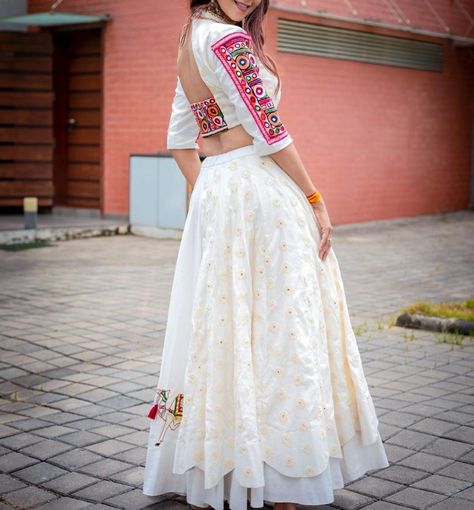 White Navratri Blouse, Garba Choli, Navratri Blouse, White Blouse Designs, Chania Choli, Lengha Blouse Designs, Choli Blouse Design, Best Indian Wedding Dresses, Long Blouse Designs