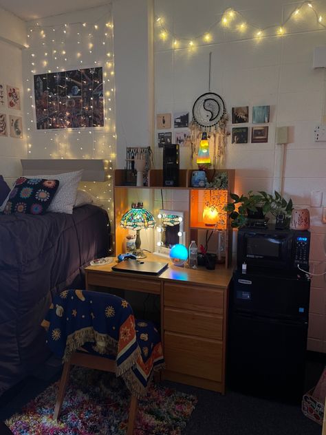 Lights Dorm Room, Dorm Room Color Schemes, Dorm Room Ideas For Girls, Dorm Layout, Dorm Room Themes, Dorm Room Curtains, Room Ideas For Girls, Dorm Room Lights, Dorm Room Necessities