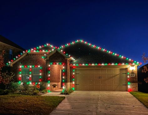 Roof Christmas Lights, Christmas Lights Installation, Professional Christmas Lights, Exterior Christmas Lights, Colored Christmas Lights, Green Christmas Lights, Lights Installation, Diy Christmas Door, Christmas Lights Outside