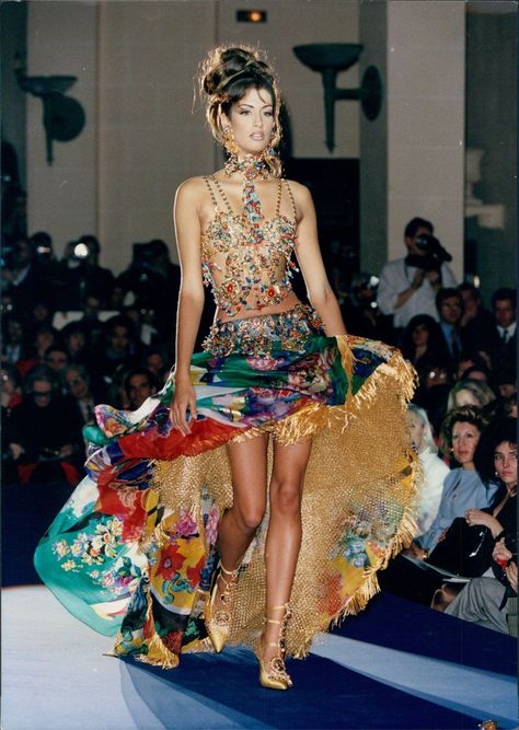 Met Gala Versace, Vintage Versace Dress, Emrata Instagram, Yasmeen Ghauri, Versace Vintage, Runway Fashion Couture, Versace Dress, Vintage Versace, Atelier Versace