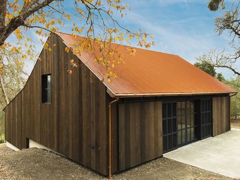 Faulkner Architects turns barn in California's wine country into bunkhouse Faulkner Architects, Quaking Aspen, Leslie Howard, Sliding Wood Doors, Barn Houses, Sleeping Porch, Converted Barn, Minimal Living, Tiny Cabins