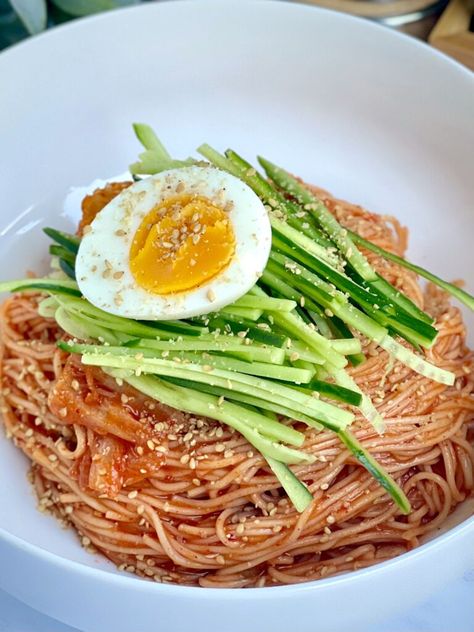 Guksu Korean, Bibim Guksu, Cold Noodles Recipes, Korean Cold Noodles, Eating Pineapple, Mexican Pork, Fermented Kimchi, Korean Noodles, Wheat Noodles