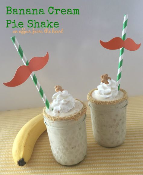 banana cream pie shake Homemade Banana Cream Pie, Graham Cookies, Meals Kids Love, Vanilla Frozen Yogurt, Graham Cracker Cookies, Cracker Cookies, Trivial Pursuit, Banana Cream Pie, Snack Treat