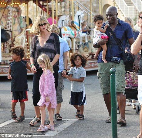 Heidi Klum and Seal.  Love the family unit. Leni Klum And Heidi Klum, Heidi Klum Kids, Heidi Klum Family, Heidi Klum And Seal, Heidi Klum's Children, Heidi Klum Black And White, Victoria's Secret Angels, Family Unit, Love Series