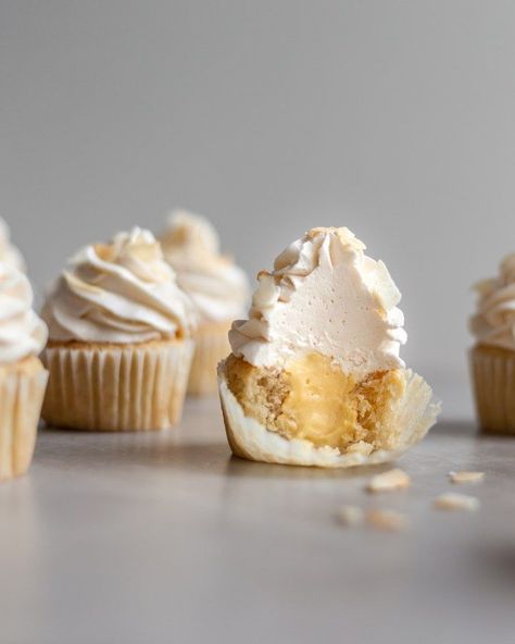 Vegan Coconut Cream Cupcakes - Crumbs & Caramel Vegan Coconut Cream, Coconut Cream Cupcakes, Scones Vegan, Chicken Margherita, Tasty Sweets, Cheesecake Vegan, Cream Cupcakes, Coconut Cupcakes, Vegan Coconut