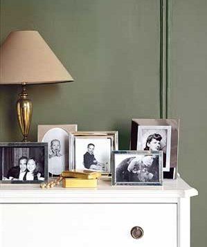 Elsie de Wolfe’s Advice: Arrange Small Pictures on a Dresser | Looking for design inspiration? Consult this advice from legendary decorating experts. Silver Picture Frames On Table, Expensive Bathroom, Decorating Mantle, Expensive Bathrooms, Picture Frame Table, Photo Corner, Small Frames, Photo Frame Display, Timeless Bathroom