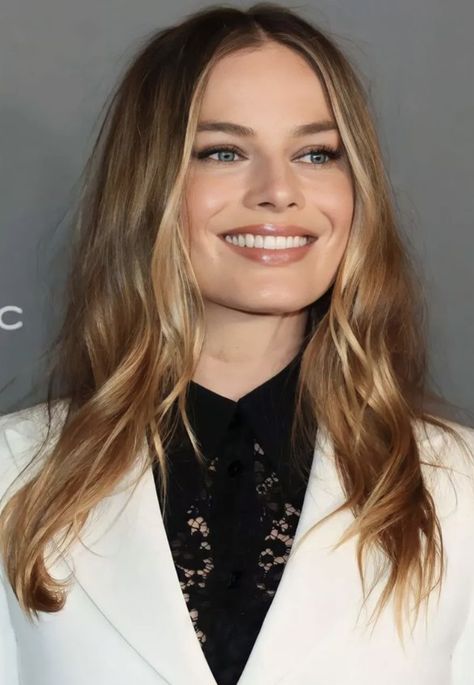 Margo Robbie Brown Hair, Deep Golden Blonde Hair, Margot Robbie Hair Brown, Margot Robbie Hair Color, Color Melt Brunette To Blonde, Mousey Brown, Carrie Bradshaw Hair, Utah Hair, Margot Robbie Hair