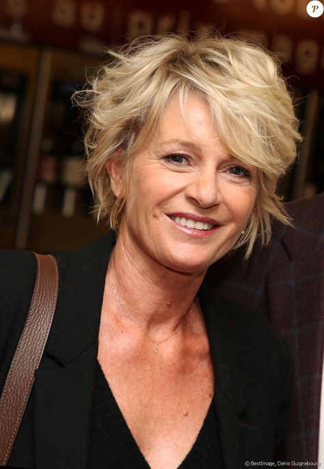 Sophie Davant sans maquillage : Photo au naturel et en micro short - Purepeople Sophie Davant Hair, Short Messy Haircuts, Stylish Short Hair, Short Layered Haircuts, Le Port, Going Gray, Cute Hairstyles For Short Hair, Cute Shorts, Layered Haircuts