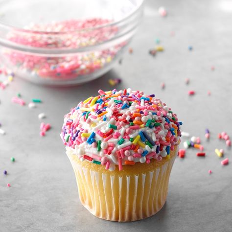 11 Easy Cupcake Decorating Ideas | Taste of Home Muffins Decoration, Easy Cupcakes Decoration, Diy Cupcake, Sprinkle Cupcakes, Kid Cupcakes, Pretty Cupcakes, Individual Cakes, Floral Cupcakes, Diy Cupcakes