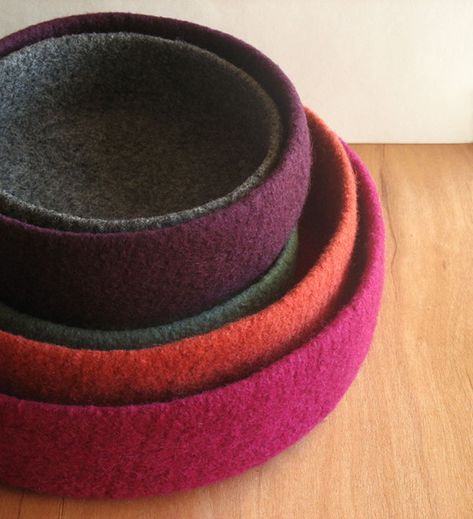 Felt Vessels, Felt Bowls, Felted Vessels, Tovad Ull, Felting Tutorial, Felted Projects, Needle Painting, Hantverk Diy, Felted Bowls