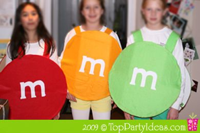 Mnm Halloween Costume, M Costumes, M&m Costume, Easy Halloween Outfit, Candy Costume, Purim Costumes, Cardboard Costume, Twin Halloween, Easy Halloween Costume