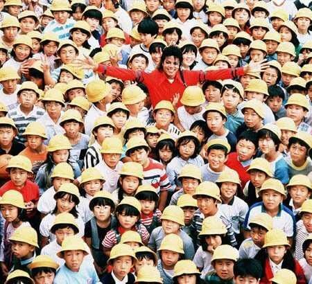 Michael Jackson in Japan 1987 ;) He always loved babies and all children of the world ღ @carlamartinsmj Michael Jackson Rare, Photos Of Michael Jackson, Michael Jackson Smile, Joseph Jackson, Michael Jackson Bad, Jackson 5, The Jacksons, Jon Bon Jovi, Childrens Hospital