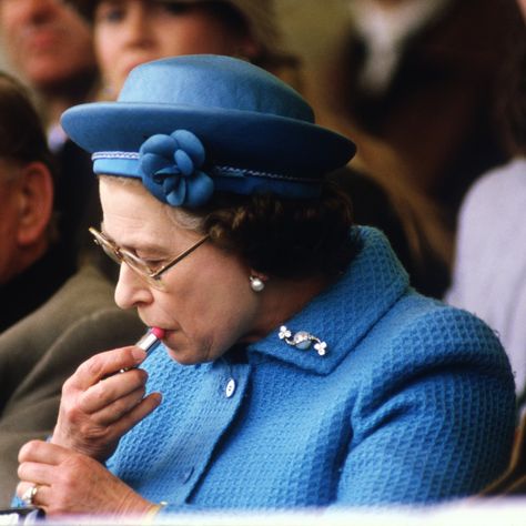 She Applies Lipstick in Public Ratu Elizabeth, Prinz George, Queen Hat, Rainha Elizabeth Ii, Queen E, Hm The Queen, Royal Family England, Margaret Thatcher, Elisabeth Ii