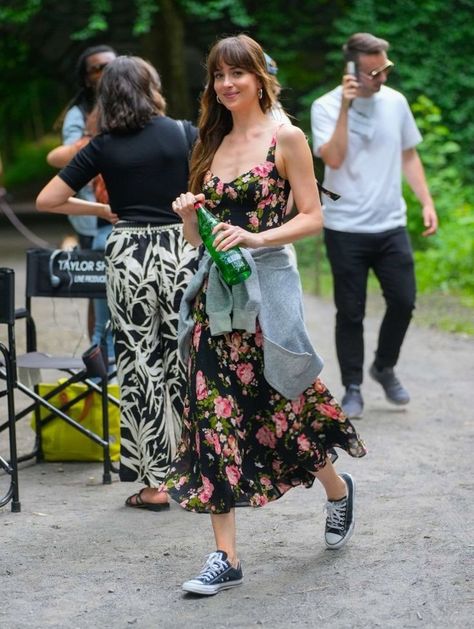 Dakota Johnson Style, Keds Style, Black Converse, Celeb Style, Celebrity Street Style, Dakota Johnson, Rich Girl, Jamie Dornan, Inspiration Style