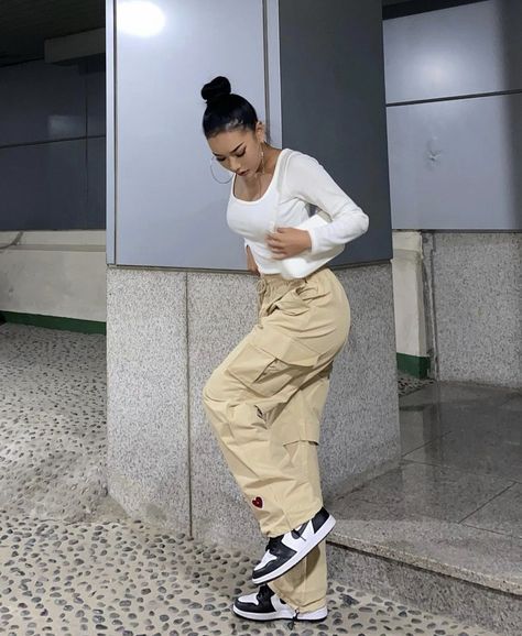 Cargo Inspo Outfit, Drip Women Outfits, Beige Cargo Style Pants For Streetwear, Urban Style Baggy Khaki Cargo Pants, Beige Cargo Pants For Streetwear, Summer Streetwear Khaki Cargo Pants, Khaki High-waisted Parachute Pants For Streetwear, Streetwear Girl, Cargo Pants Outfit