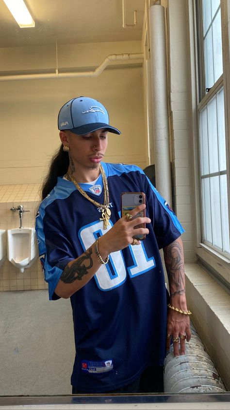 90s Jersey Outfit, 90s Hiphop Fashion, 2000’s Outfit, Masc Fashion, Collage Outfits, Football Jersey Outfit, Outfit Inso, 2000s Fashion Trends, Hype Clothing