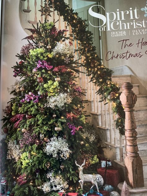 House And Garden Uk, Christmas Color Schemes, Pink And Chartreuse, Traditional Decorating, Glowing Star, Botanical Christmas, Garden Uk, Floral Christmas Tree, The Staircase