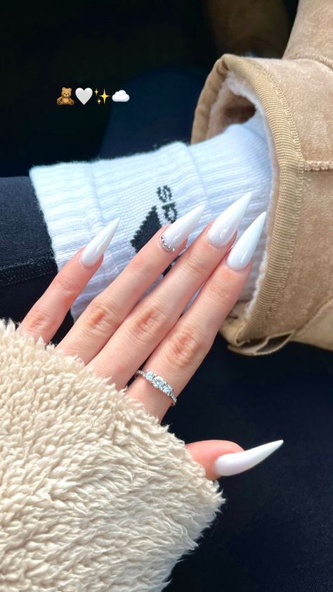 Stilleto Nails White, White Stilletos Nails, Gel X Stiletto Nails, Stiletto White Nails, White Stiletto Nails Design, White Nails Stiletto, Nails Design Stiletto, Stiletto Nails White, White Nails Aesthetic