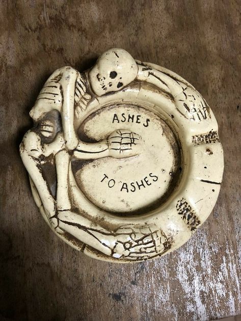 Clay Skull Ashtray, Skull Clay Art, Ashtray Painting Ideas, Diy Ashtray Clay, Homemade Ashtray, Aesthetic Ashtray, Skull Ceramics, Ash Tray Clay, Clay Ashtray Ideas